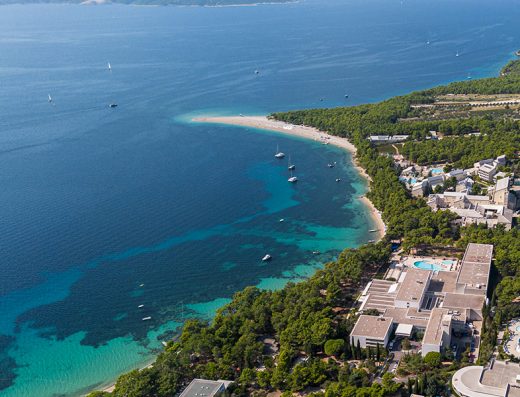 Aerijalni pogled na obalu u blizini Bluesun hotel Elaphusa sa plažom Zlatni rat, borovom šumom, tirkiznim morem i jedrenjacima