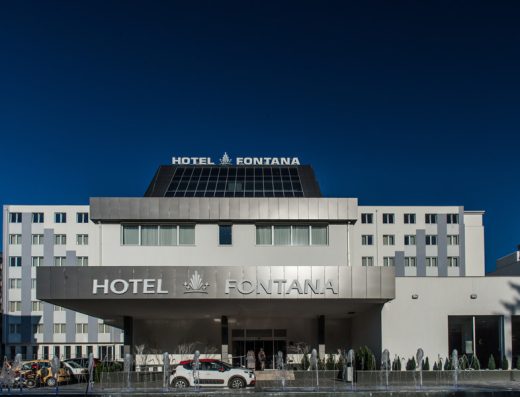 Eksterijer Hotel Fontana, Vrnjačka Banja sa modernom fasadom, natpisom na glavnom ulazu i nadstrešnicom