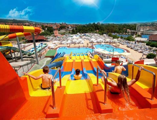 Aqua park u Hotel Izvor sa šarenim tobogama, bazenima i panoramskim pogledom na okolinu
