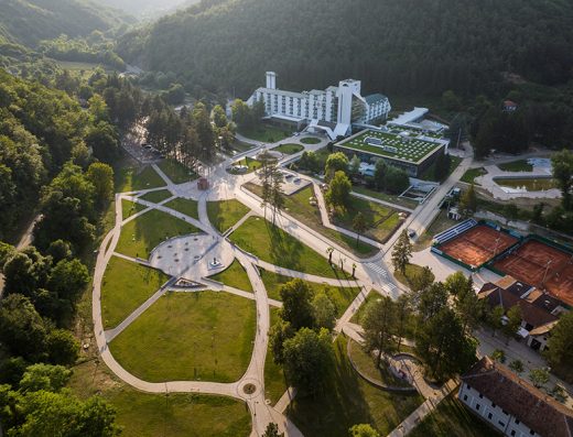 Aerial pogled na Hotel Planinka sa kompleksom zgrada, parkom, teniskim terenima, šumom i planinama
