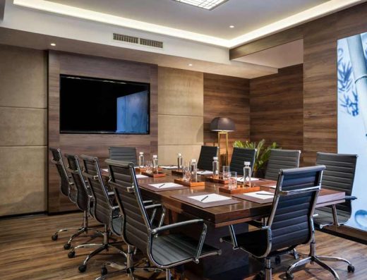 Boardroom sala u Hotel Saint Ten sa tamnim drvenim stolom, crnim kožnim direktorskim stolicama, TV ekranom i drvenim panelima