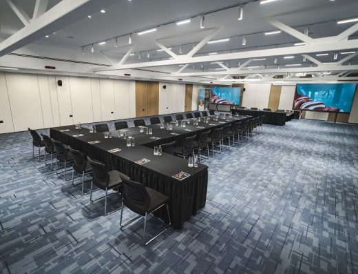 Konferencijska sala u Hotel Tara u U-rasporedu sa bočnim pogledom zdesna, ekranom u pozadini i drvenim panelima na zidovima