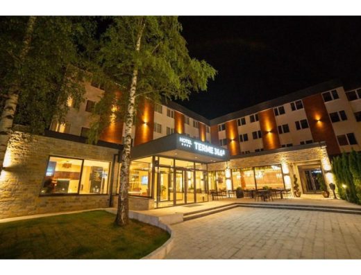 Fasada Hotel Terme 36.6 noću sa osvetljenim natpisom, kamenom oblogom, staklenim ulazom i spoljašnjom terasom