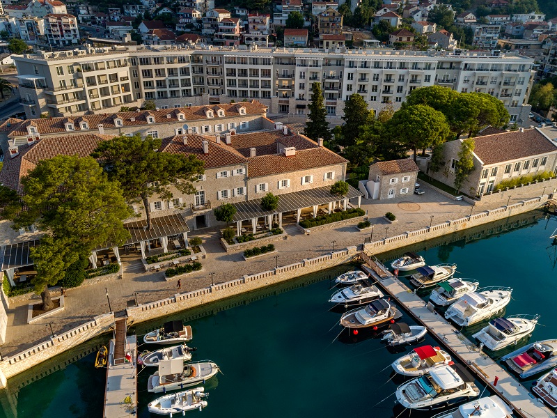 Lazure Hotel & Marina