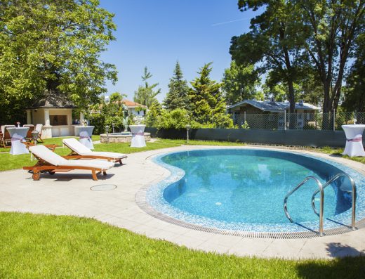 Bazen u Muse Event House & Garden sa ležaljkama, travnjakom, kaminom i kokteil stolovima