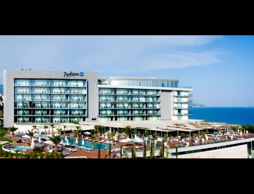 Eksterijer hotela Radisson Blu Resort Split sa modernom staklenom fasadom, spoljnim bazenom, ležaljkama i pogledom na Jadransko more
