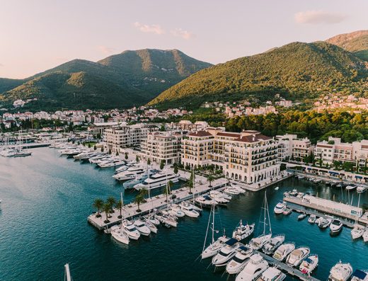 Aerial pogled na Regent Porto Montenegro sa marinom punom jahti, Bokokokotorskim zalivom i zelenim planinama u pozadini
