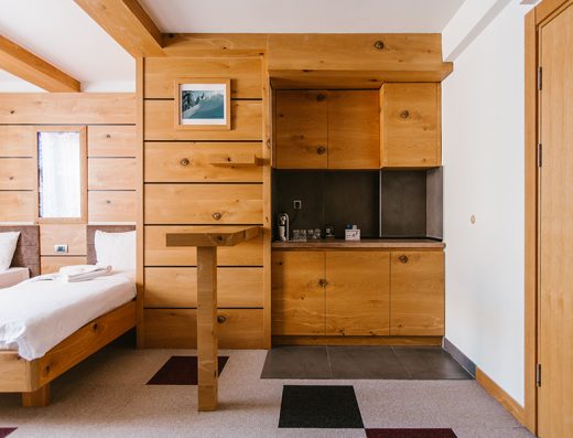 Apartman u Rtanj Kopaonik Eco Resort & Spa hotelu sa bračnim krevetom, hrastovom kuhinjom, drvenim gredama i toplim ambijentalnim osvetljenjem