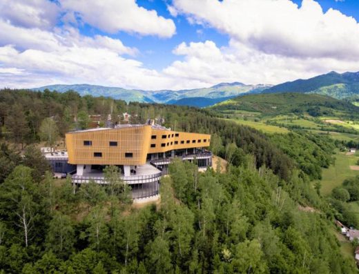 Aerial pogled na Tarčin Forest Resort & Spa Sarajevo hotel okružen gustom šumom sa zelenim planinama i dolinom u pozadini