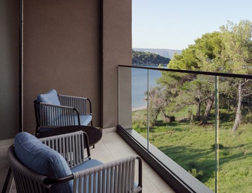 Balkon sobe u The Isolano, Cres, Autograph Collection sa plavim foteljama i pogledom na zelenilo i more