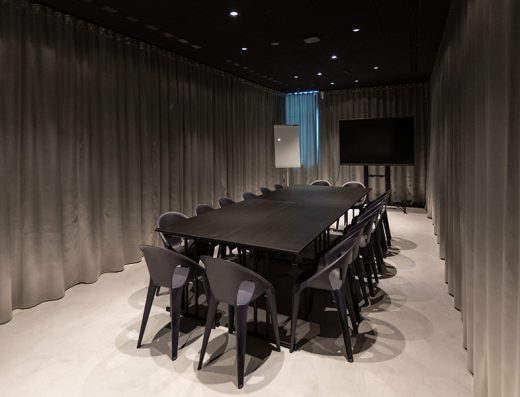 Boardroom sala u hotelu Zonar Zagreb sa tamnim stolom, sivim dizajnerskim stolicama, svetlosivim zavesama, televizorom i flipchart tablom